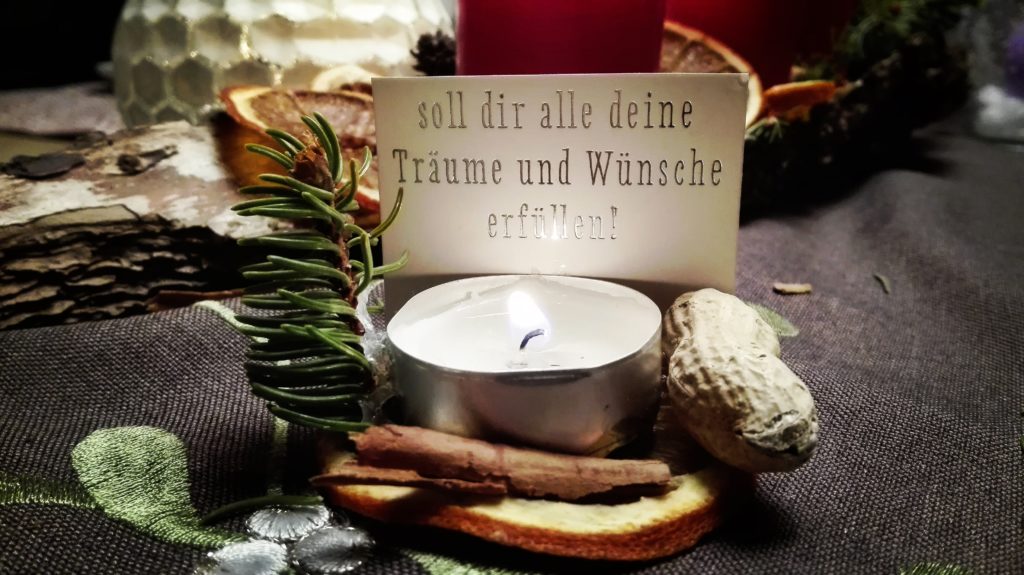 Zu Sylvester fassen wir gerne gute Vorsätze für das Neue Jahr. Wir wollen vieles anders und besser machen. Erinnere dich ein paar Tage zurück. Was hast du dir vorgenommen, besser zu machen?
Leider sind die guten Vorsätze schnell vergessen. Sie lösen sich in Luft auf und unser altgewohntes Leben hat uns wieder im Griff.