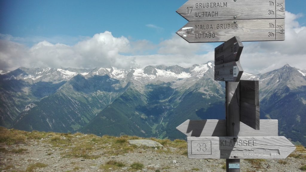 Auf welche Art und Weise triffst du deine Entscheidungen? Bist du auch manchmal hin- und hergerissen: soll ich oder soll ich nicht? Fragst du dich auch: welche Entscheidung ist richtig oder falsch? Was wird mir diese Entscheidung bringen? Bist du ein Mensch, der eher analytisch an Entscheidungen herangeht? Oder folgst du deinem Herzen, deinem Bauchgefühl?