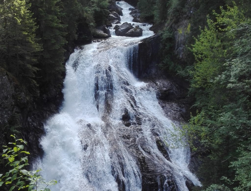 Heute möchte ich dir die Arbeit mit der Chakra Energie vorstellen. Seit Jahren setze ich mich intensiv mit den Chakras auseinander, und sie faszinieren mich nach wie vor. Und nun freue ich mich besonders, dass meine Begeisterung im CHAKRA ENERGIE Kartenset Ausdruck gefunden hat.